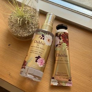 ✨bath and body work dahlia body care set✨
